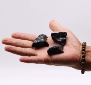 Црн Обсидијан необработен камен(15 ден./грам)