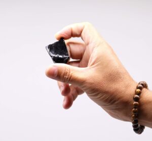 Црн Обсидијан необработен камен(15 ден./грам) - Image 2