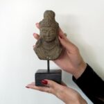 Среќна Јава Принцеза на постамент- Сива